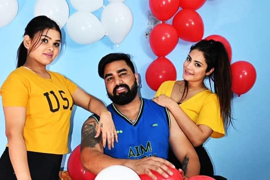 এর পর প্রথম স্ত্রী পায়েলের প্রিয় বান্ধবী কৃতিকাকে ২০১৮ সালে বিয়ে করেন আরমান। তার পর থেকে দুই বান্ধবী মিলে জনপ্রিয় এই ইউটিউবারের ঘর সামলান।