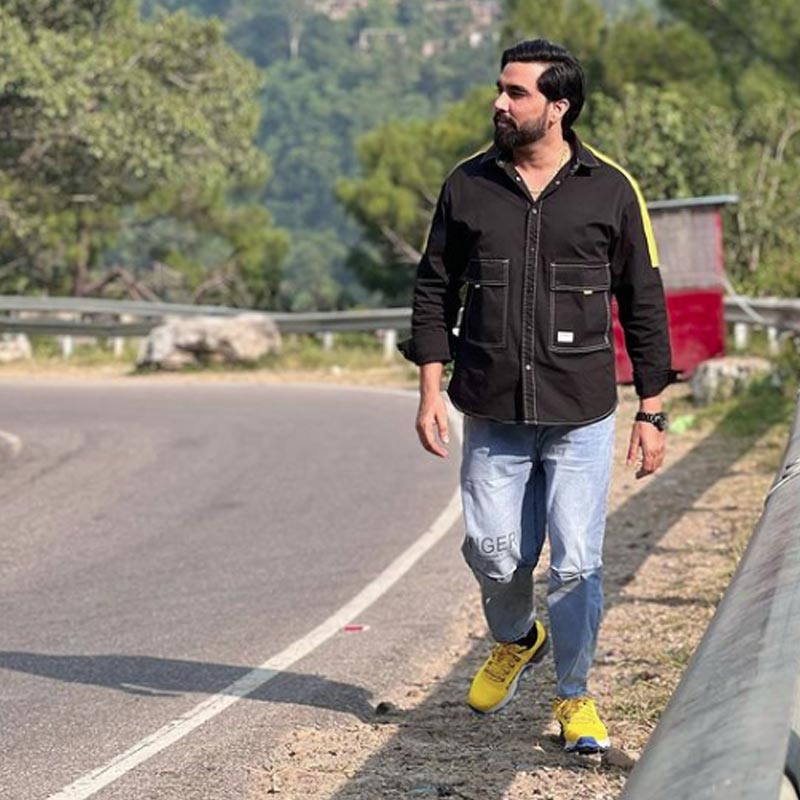 মূলত ইউটিউবেই নানা রকম ভিডিয়ো নিয়মিত পোস্ট করেন আরমান। তিনি ছাড়া ভিডিয়োতে থাকেন তাঁর স্ত্রীরাও। দৈনন্দিন জীবনের ঘটনা, প্রেমের গল্প, সব মিলিয়ে দর্শকদের সঙ্গে রীতিমতো আড্ডা দেয় এই মালিক পরিবার।