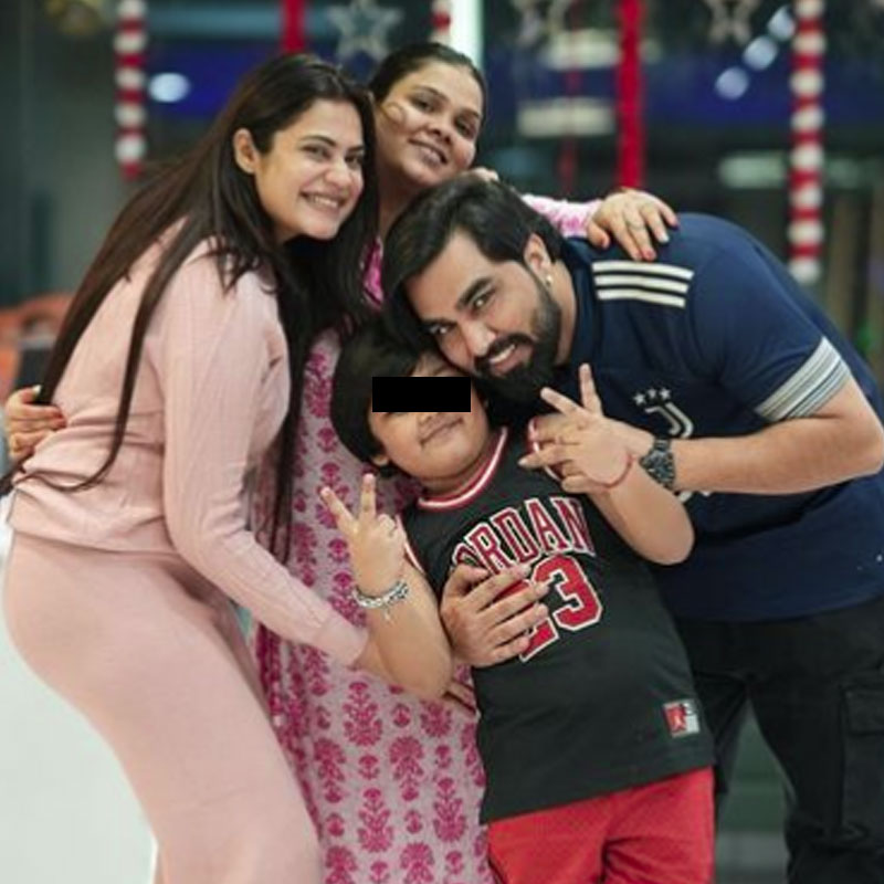 দুই স্ত্রী এবং তাঁদের একসঙ্গে সন্তানসম্ভবা হওয়ার খবর খুব একটা ভাল চোখে দেখেননি অনেকে। কেউ কেউ ঠাট্টা করেছেন। কেউ আবার প্রশ্ন তুলেছেন, কোন গিন্নিকে বেশি ভালবাসেন আরমান?