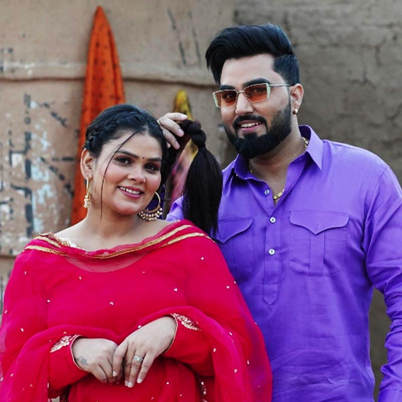 সমাজমাধ্যমে আরমানের পোস্ট যাঁরা নিয়মিত দেখেন, তাঁরা তাঁর পারিবারিক জীবনযাপন সম্পর্কে ওয়াকিবহাল। তেমন কিছু অনুরাগী আরমানের পোস্টের নীচে মন্তব্য করেছেন, ‘‘আপনি সব সময় ছোট বৌ কৃতিকার প্রতি বেশি ভালবাসা দেখান। পায়েলকে কি ভালবাসেন না?’’