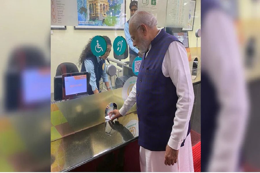 টিকিট কেটে মেট্রো রেলে উঠলেন মোদী, কলকাতার সঙ্গে এ বার  নাম জুড়ে গেল নাগপুরেরও