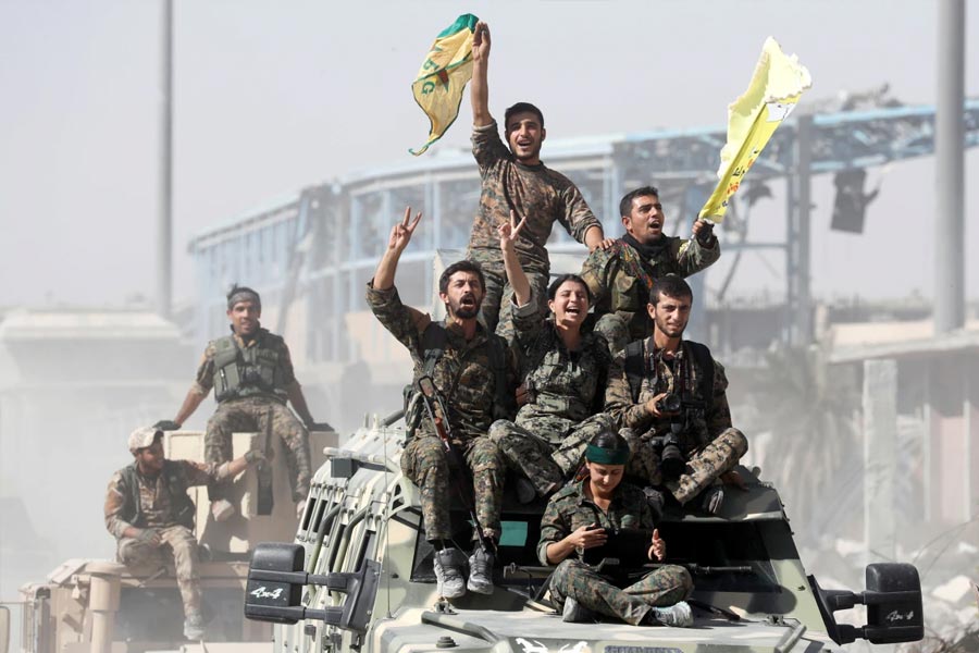 আবার উল্টো ঘটনাও ঘটেছে। আইএস জঙ্গিদের সাহায্য করার ঘটনাও সামনে এসেছে।