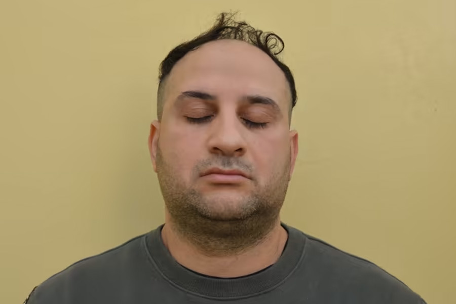 ব্রিটেনে ছাত্র হিসাবে গিয়েছিলেন তারেক নামৌজ। তার পর থেকে সেখানেই থেকে যান তিনি।