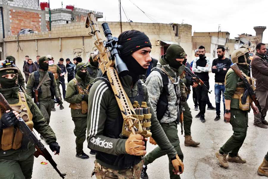 ডেলি মেল সূত্রে জানা গিয়েছে, তারেক সম্প্রতি এই দাবি করেছেন। ওই সংবাদমাধ্যমের সূত্রে জানা গিয়েছে, তারেকের স্কুলের এক সহপাঠী আইএস জঙ্গি। তাঁকেই ওই অর্থ দিয়েছেন বলে দাবি করেছেন তারেক।