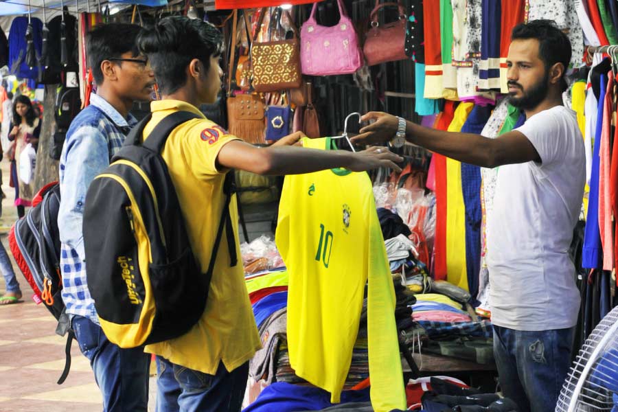 কলকাতার বেশ কিছু জায়গায় ঢালাও বিক্রি হচ্ছে ফুটবল বিশ্বকাপের জার্সি।