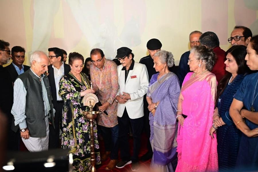 উদ্বোধনী অনুষ্ঠানে উপস্থিত রমেশ সিপ্পি, সায়রা বানু, শিবেন্দ্র সিংহ দুঙ্গারপুর, বিশ্বজিৎ, ওয়াহিদা রহমান, আশা পারেখ।