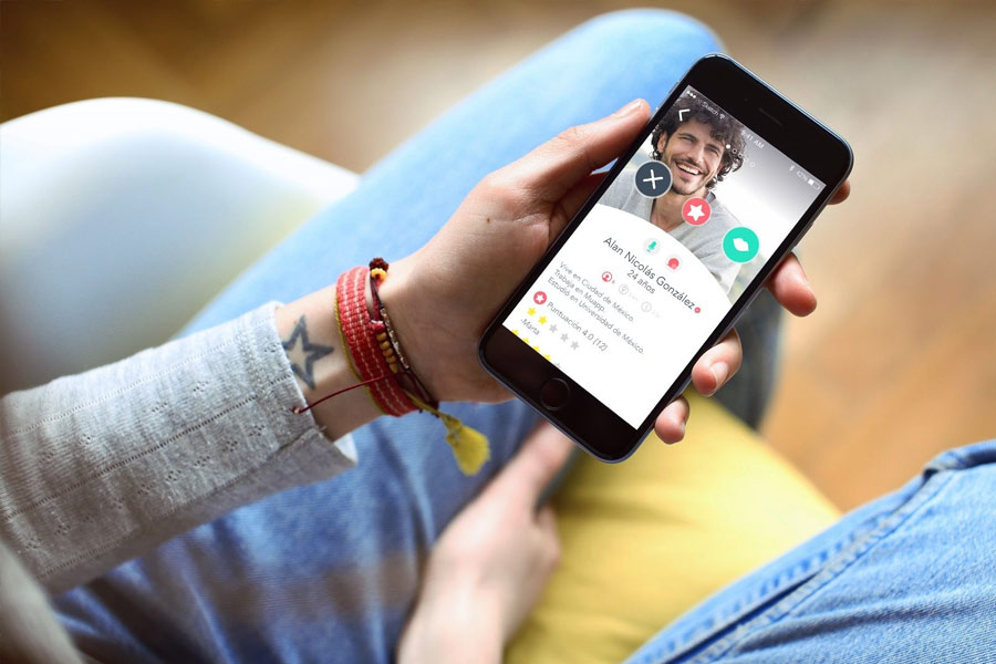 ডেটিং অ্যাপের মাধ্যমে নানা মহিলার সঙ্গে সম্পর্ক স্থাপন করতেন। তাঁদের সঙ্গে গল্প করে, প্রেমের ভান করে ঘনিষ্ঠ হতেন। তার পর হাতিয়ে নিতেন লক্ষ লক্ষ টাকা। সম্প্রতি পুলিশের জালে ধরা পড়েছেন এমনই এক প্রতারক।