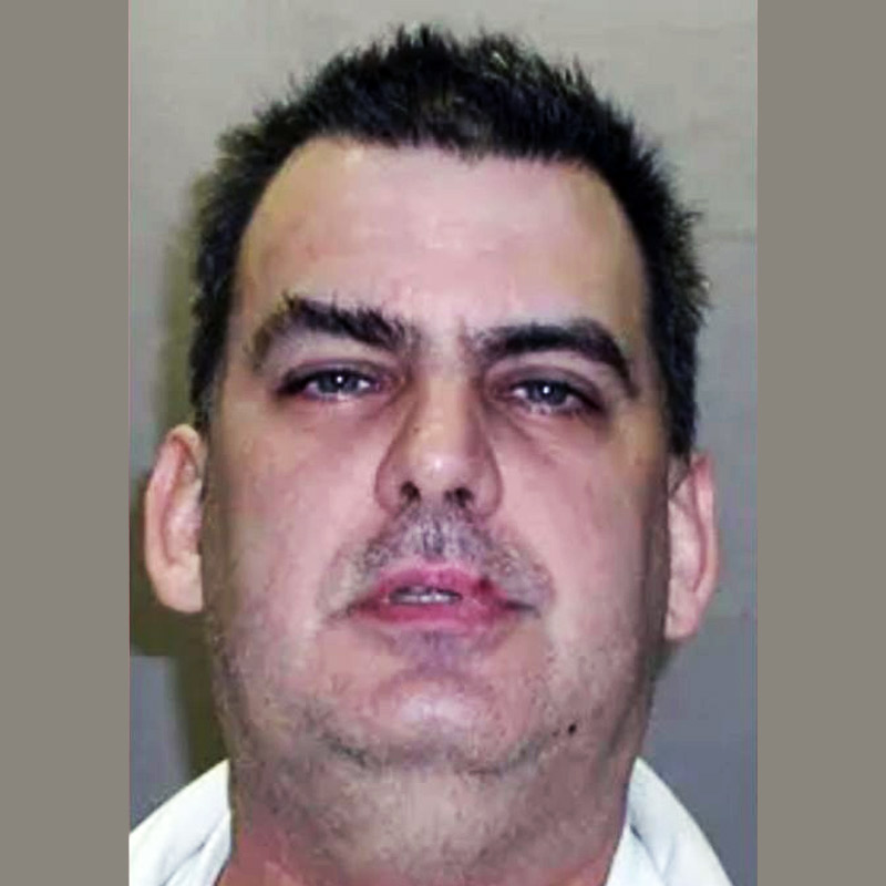 অভিযুক্তের নাম প্যাট্রিক গিবলিন। বর্তমানে তাঁর বয়স ৫৮ বছর। প্রায় দু’দশক ধরে মেয়েদের ঠকিয়ে তিনি কোটি কোটি টাকা আয় করেছেন বলে অভিযোগ।