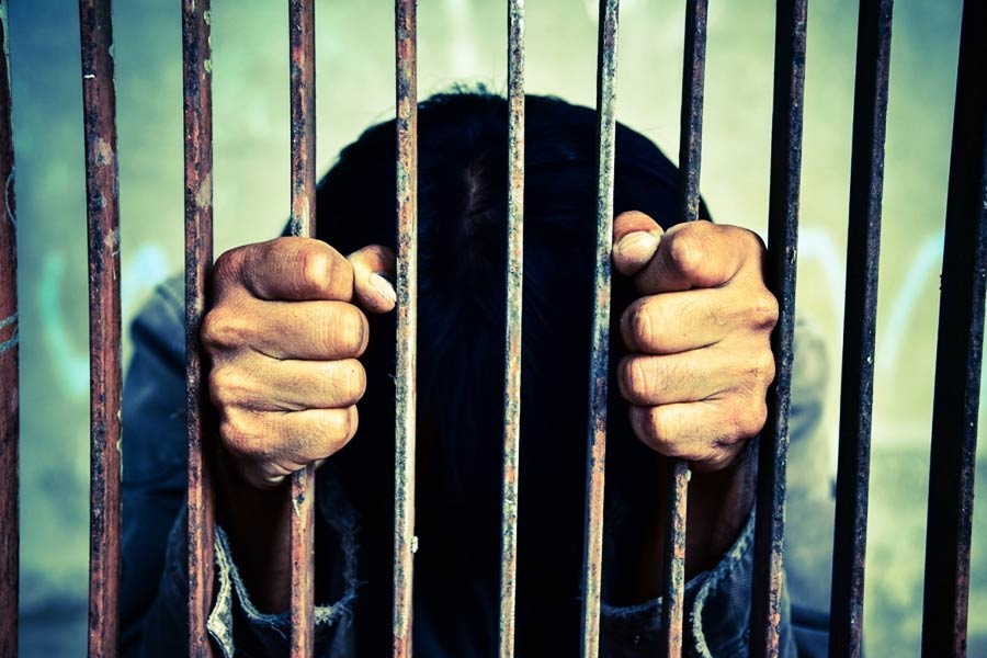 পুলিশের জালে এর আগে একাধিক বার ধরা পড়েছিলেন প্যাট্রিক। কখনও ছাড়া পেয়ে গিয়েছেন, কখনও জেল থেকে পালিয়ে গিয়েছেন, কখনও আবার জেলের ভিতরে বসেই সুকৌশলে চালিয়ে গিয়েছেন প্রতারণা।