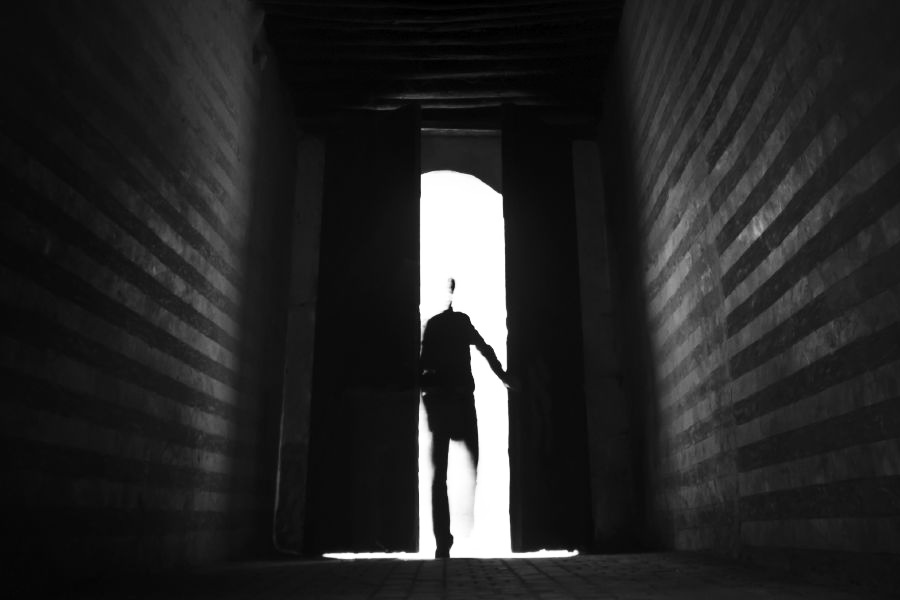 এক বার টাকা পেয়ে গেলে আর প্যাট্রিকের পাত্তা পেতেন না তাঁর সঙ্গিনীরা। টাকাও আর কখনও ফিরত না। প্রতারণার অভিযোগে ২ বার জেল খেটেছেন তিনি। দু’বারই পালিয়ে গিয়েছেন জেল থেকে।