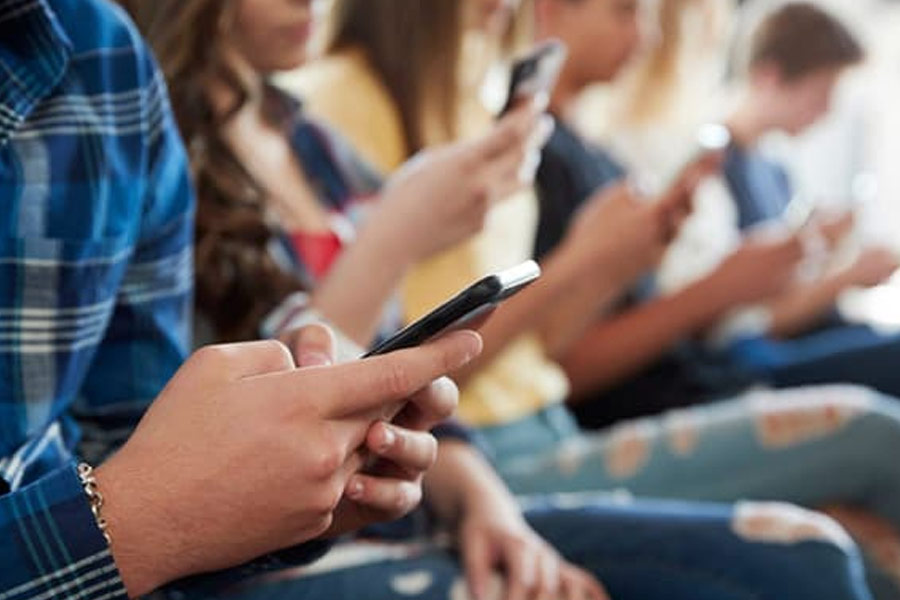 ২০০৫ সালে প্যাট্রিকের কীর্তি প্রথম প্রকাশ্যে আসে। ‘প্যাট’ নামে তখন তিনি মেয়েদের মাঝে নিজের পরিচিতি তৈরি করেছিলেন। তার বাইরেও সমাজমাধ্যমে একাধিক নামে তাঁর একাধিক অ্যাকাউন্ট ছিল।