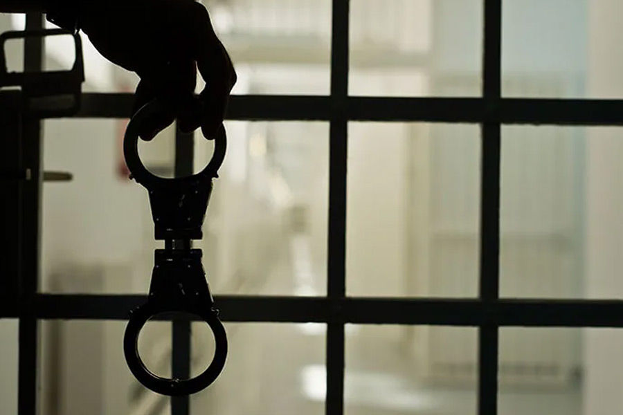 ২০১৭ সালে ৫ বছরের জন্য হাজতে পাঠানো হয়েছিল প্যাট্রিককে। অভিযোগ, জেলে বসেই এই সময় তিনি মেয়েদের ঠকাতেন। তাঁকে যে সাজা দেওয়া হচ্ছে, তা পর্যাপ্ত নয় বলে দাবি একাংশের। 