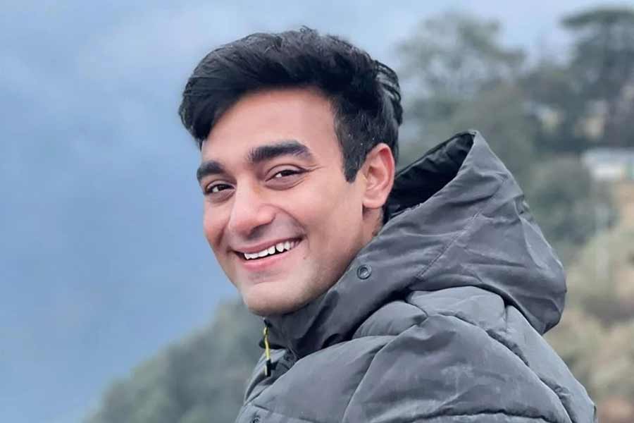 অদম্য জেদ আর অধ্যবসায় এক জন মানুষকে কত দূর এগিয়ে নিয়ে যেতে পারে, তার অনেক দৃষ্টান্ত আমরা দেখতে পাই। কেউ আর্থিক, কেউ শারীরিক প্রতিবন্ধকতা জয় করে সাফল্যের শিখরে পৌঁছেছেন। সেই দৃষ্টান্তের তালিকায় নতুন সংযোজন হিমাংশু গুপ্ত।