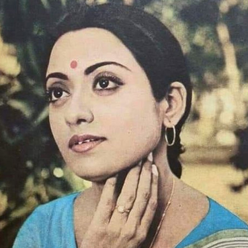 সেই সময় রামেশ্বরী ক্যামেরার লেন্সের সামনে কাজ করার আদবকায়দার সঙ্গে পরিচিত হন। সেই সময় বলিপাড়ার প্রায় সব তারকারা পুণের ফিল্ম অ্যান্ড টেলিভিশন ইনস্টিটিউট অফ ইন্ডিয়া থেকে পড়া শেষ করে বলিপাড়ায় পা রাখতেন। রামেশ্বরী বুঝতে পারলেন, সিনেমায় কাজ করতে হলে তাঁকেও ওই ইউনিভার্সিটিতে ভর্তি হতে হবে। বাবা-মাকে না জানিয়েই ভর্তি হওয়ার ফর্ম ইউনিভার্সিটিতে জমা করেছিলেন তিনি।