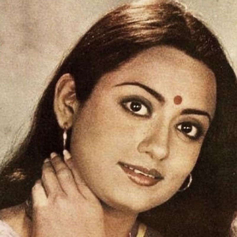 মা রাজি হয়ে গেলেও রামেশ্বরীর পক্ষে তাঁর বাবাকে রাজি করানো মুশকিল ছিল। পরিবারের সকলে যখন খেতে বসেছিলেন, সেই মুহূর্তে জলের গ্লাসের তলায় ইউনিভার্সিটির ফর্মটি রেখে দিয়েছিলেন রামেশ্বরী। তাঁর বাবা কিছুতেই রাজি ছিলেন না। স্নাতক স্তরের পড়াশোনা শেষ করে তার পর ফিল্ম সংক্রান্ত পড়াশোনা করার নির্দেশ দিয়েছিলেন রামেশ্বরীকে। কিন্তু পরে অভিনেত্রীর বাবা রাজি হয়ে যান।