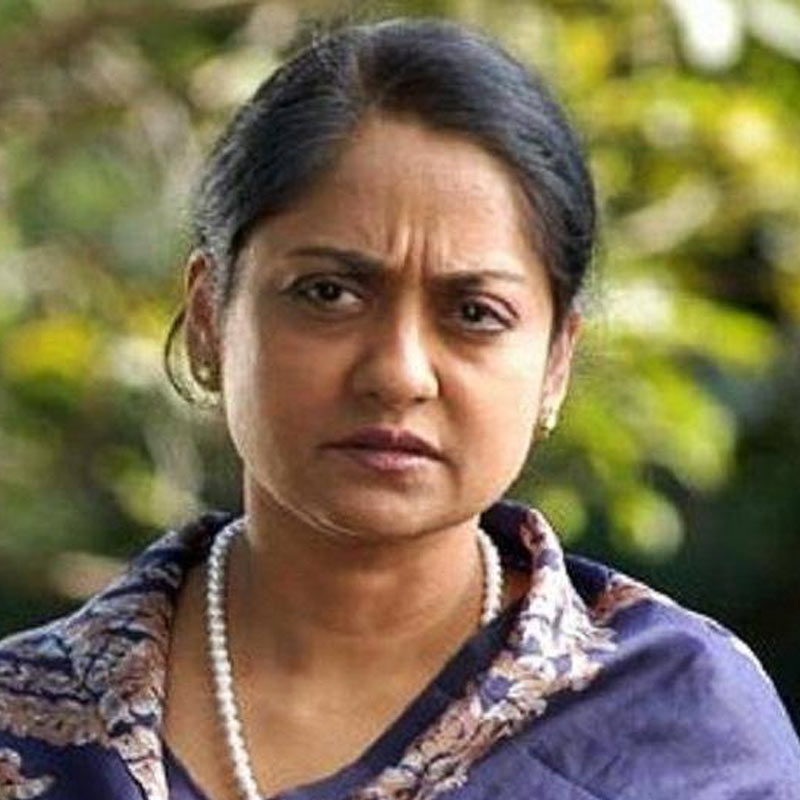 ওই ঘটনার আগে রামেশ্বরী কখনও ঘোড়ার পিঠে ওঠেননি। পেশার খাতিরে ঘোড়ার পিঠে চড়ে বসলেও কয়েক সেকেন্ড পর মাটিতে পড়ে যান তিনি। মুখে আঘাত পান রামেশ্বরী। সারা মুখ ফুলে যায়। শুধু তা-ই নয়, চোখ থেকেও রক্ত বেরোতে শুরু করে অভিনেত্রীর। রামেশ্বরী চোখ দিয়ে অভিনয় করতে পারতেন বলে বলিপাড়ায় তাঁর সুখ্যাতি ছিল। চোখে আঘাত পাওয়ার পরেও তিনি হাতে থাকা ছবির কাজ শেষ করে চিকিৎসার জন্য নিউ ইয়র্কে যান।