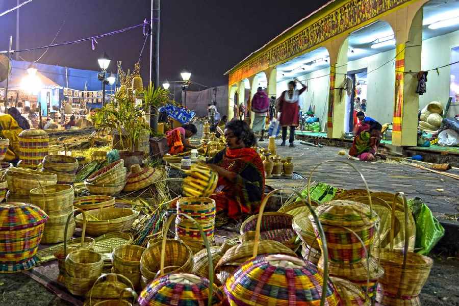 বেতের জিনিসের পসরা। 