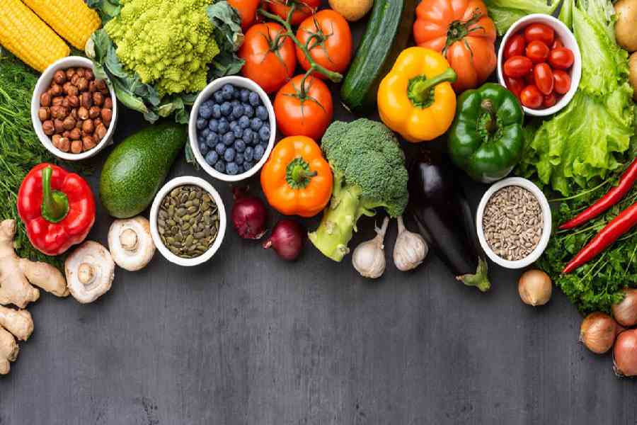 রোজের পাতে সবুজ শাকসব্জি রাখার কথাও বলে থাকেন।