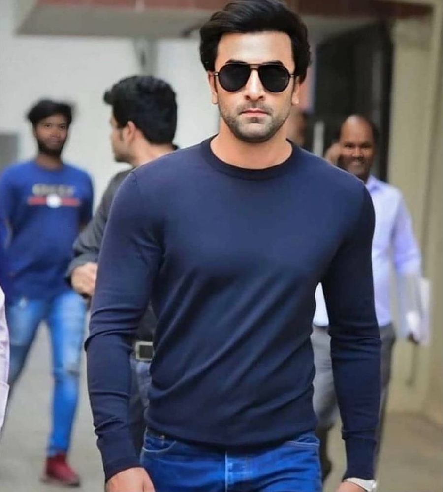ফুলস্লিভ টি-শার্টে রণবীর কপূর।