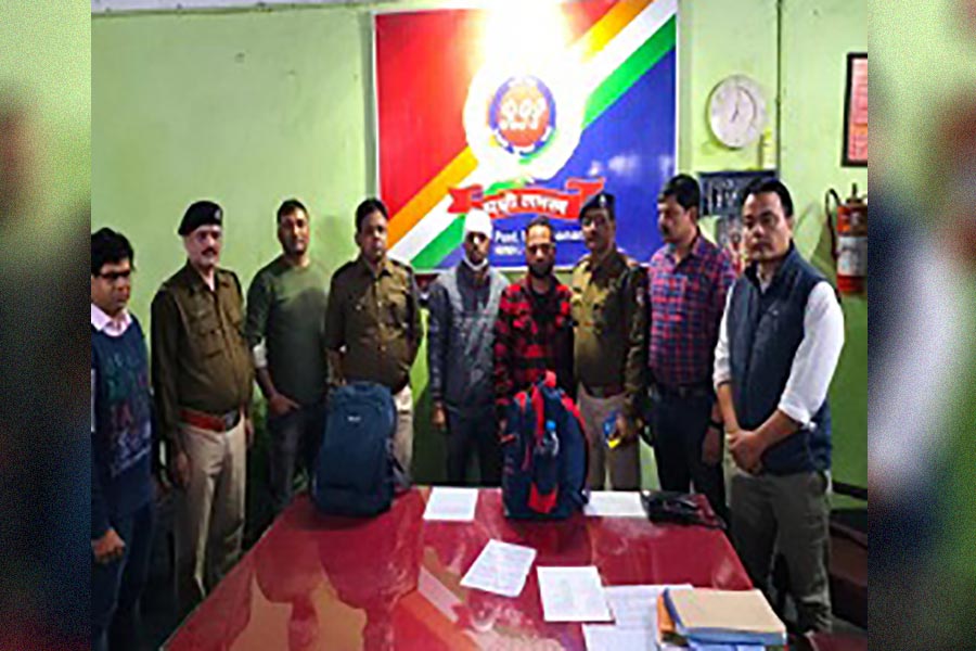 গ্রেফতার অভিযুক্ত দুই যুবক।