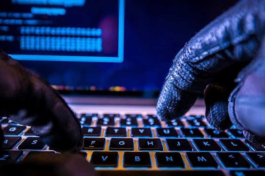 প্রথমে সেটিংসে যান। সেখান থেকে প্রাইভেসি অ্যান্ড সিকিওরিটি বিকল্পে গিয়ে খুঁজে বার করুন ‘স্পিচ’। সেখানে ‘স্টপ কন্ট্রিবউটিং মাই ভয়েস ক্লিপস’ নামে একটি বিকল্প থাকবে। তাতে ক্লিক করুন।