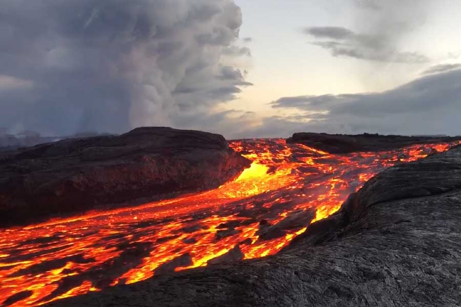 ফুয়েগো মধ্য আমেরিকার সবচেয়ে সক্রিয় আগ্নেয়গিরিগুলির মধ্যেও একটি। শনিবার রাত থেকে এই জীবন্ত আগ্নেয়গিরি থেকে অগ্ন্যুৎপাত শুরু হয়েছে।