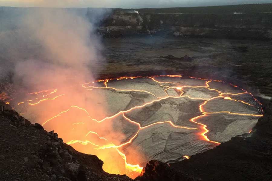 মধ্য আমেরিকায় ১০০ টিরও বেশি আগ্নেয়গিরি রয়েছে, যার মধ্যে অনেকগুলি জনপ্রিয় পর্যটন কেন্দ্র। তবে মাঝে মাঝে এই আগ্নেয়গিরিগুলি মৃত্যু এবং ধ্বংসের কারণ হয়।