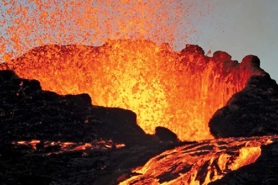 প্রসঙ্গত ২৭ নভেম্বর পৃথিবীর সবথেকে বড় জীবন্ত আগ্নেয়গিরি মাউনা লোয়ায় অগ্ন্যুৎপাত শুরু হয়েছে। হাওয়াই দ্বীপের একদম উত্তর-পূর্ব দিকে এই আগ্নেয়গিরি রয়েছে।