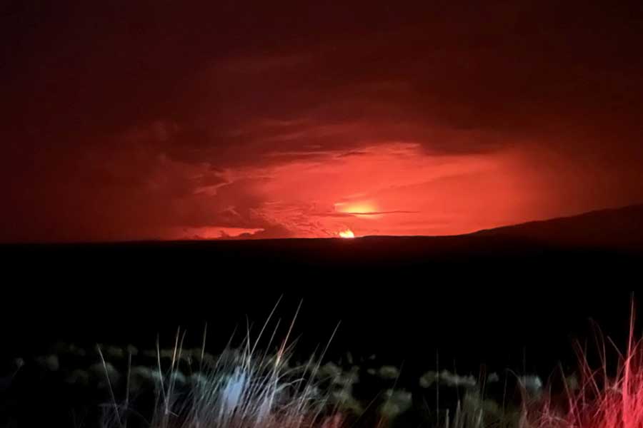 মাউনা লোয়া জেগে ওঠার দু’সপ্তাহের মধ্যে পৃথিবীর বুকে জেগে উঠেছে আরও এক সক্রিয় আগ্নেয়গিরি। ইন্দোনেশিয়ার পূর্ব জাভার মাউন্ট সেমেরু।