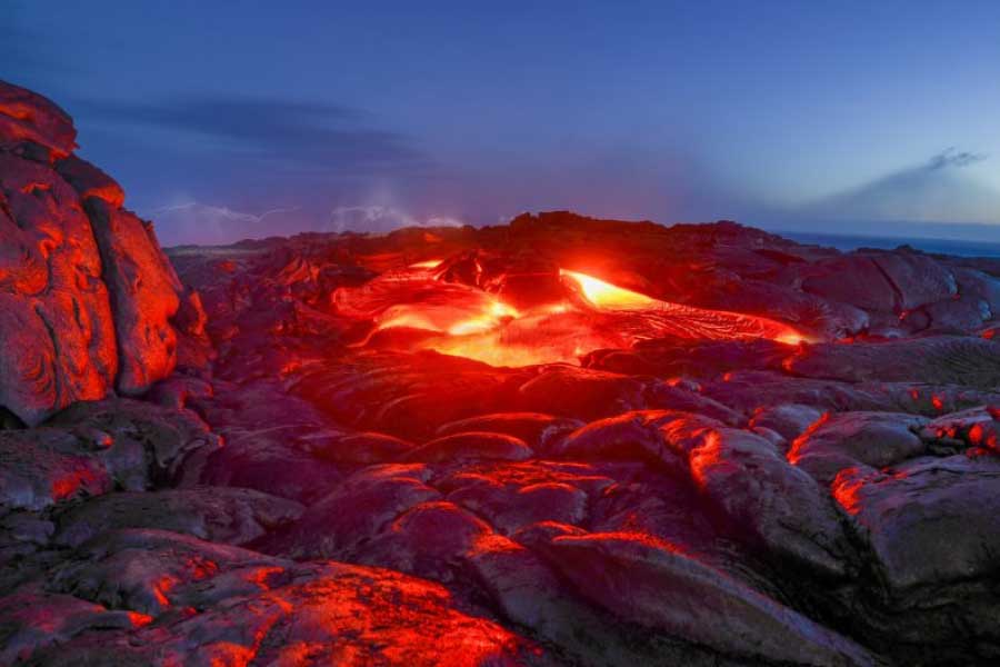 শনিবার মাঝ রাতে, গুয়াতেমালার ফুয়েগোর পাশাপাশি চিলির আন্দিজের লাসকার আগ্নেয়গিরিও জেগে উঠেছে।