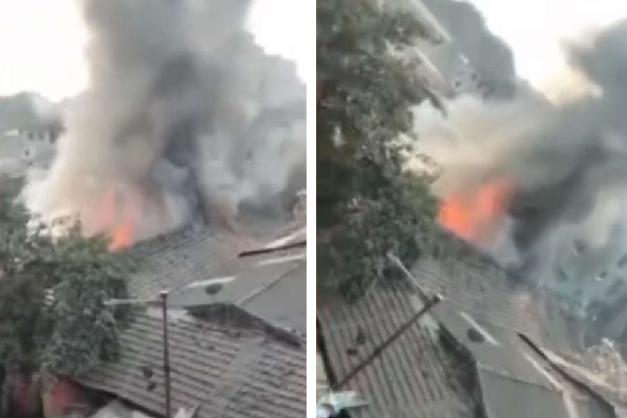 ট্যাংরার প্লাস্টিকের কারখানায় বিধ্বংসী আগুন,  ঘটনাস্থলে কাজ করছে দমকলের ১০টি ইঞ্জিন