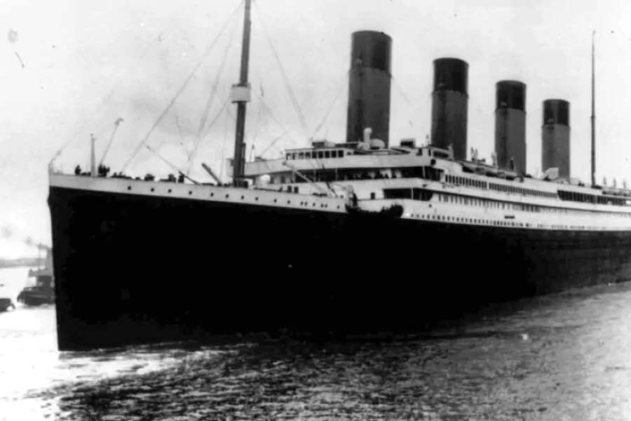 এই উপন্যাসের সঙ্গে টাইটানিকের দুর্ঘটনার প্রচুর সাদৃশ্য খুঁজে পাওয়া যায়। এই উপন্যাসে স্টিড লিখেছিলেন যে, লিভারপুল থেকে একটি জাহাজ নিউ ইয়র্কের উদ্দেশে রওনা দিয়েছিল।