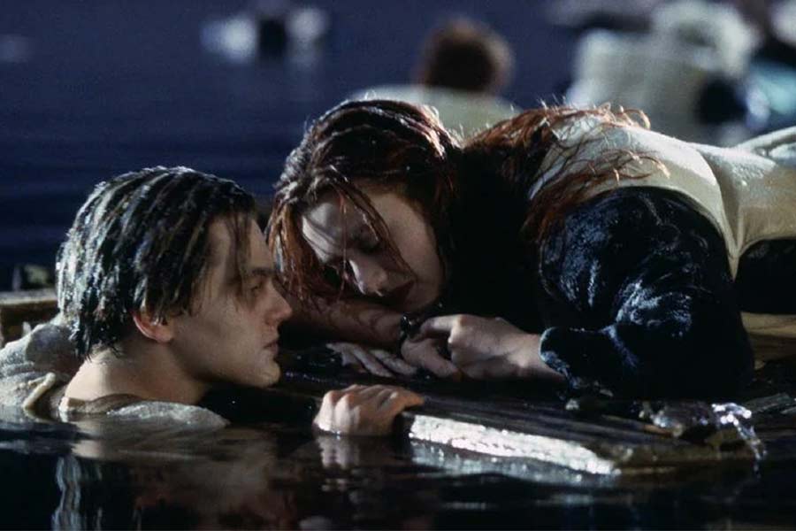 কিন্তু যাত্রাপথেই সেই জাহাজটি ডুবে যায়। লাইফবোট কম থাকার কারণে জাহাজে উপস্থিত সব যাত্রীকে বাঁচানো সম্ভব হয়নি। অদ্ভুত ভাবে এই সব কিছুই ঘটেছিল টাইটানিকের সঙ্গে।