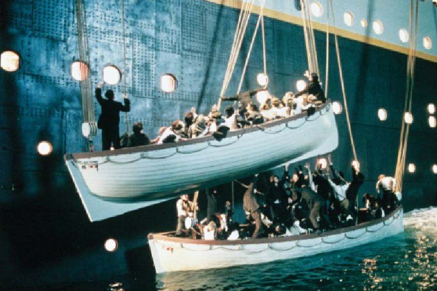 উপন্যাস অনুযায়ী, লাইফবোটে উঠবেন বলে জাহাজের ডেকে যাত্রীদের ভিড় উপচে পড়েছিল। সকলকে সেখান থেকে সরাতে জাহাজের ক্যাপ্টেন বন্দুক বার করেন। হাওয়ায় গুলি চালান ক্যাপ্টেন। যাত্রীরা ভয়ে সরে যান। মনে করা হয় এমন ঘটনা বাস্তবেও ঘটেছিল। একই রকম দৃশ্য দেখানো হয়েছিল ‘টাইটানিক’ ছবিতেও।