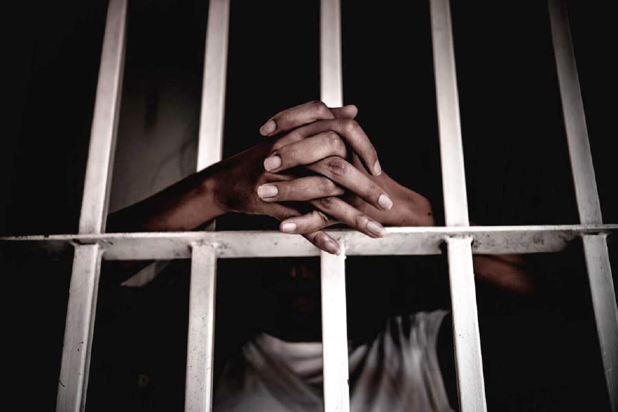 নতুন তৈরি জেলের যাবতীয় নিরাপত্তা ব্যবস্থাকে বুড়ো আঙুল দেখিয়ে পালিয়ে গেলেন আসামি। জেল থেকে বেরিয়ে চেখে দেখলেন মুক্তির স্বাদ। 