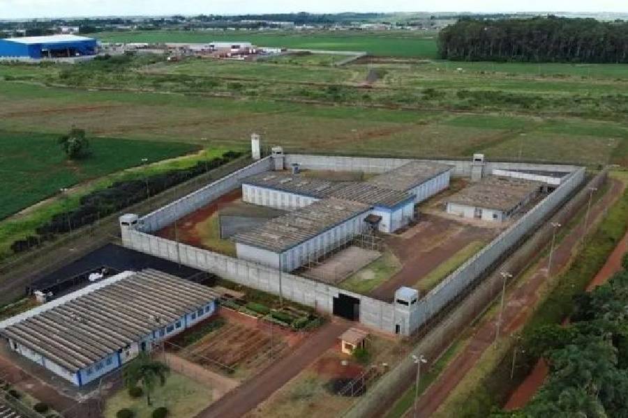 ব্রাজিলের পারানা প্রদেশে ‘স্টেট পেনিটেনসিয়ারি ৪’ নামক কারাগার থেকে সম্প্রতি ওই বন্দি পালিয়ে গিয়েছিলেন। পুলিশের খাতায় তাঁকে ‘অতি ভয়ঙ্কর’ অপরাধী হিসাবে উল্লেখ করা হয়।