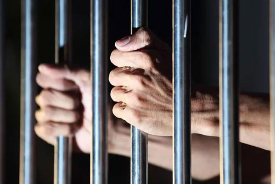 সেই ‘নিশ্ছিদ্র’ নিরাপত্তা ভেদ করে কী ভাবে এক জন জেলবন্দি ‘ভয়ঙ্কর’ অপরাধী বেরিয়ে গেলেন, প্রশ্ন উঠেছে। নানা মহলে সরকারের সমালোচনাও শুরু হয়ে গিয়েছে এই ঘটনাকে কেন্দ্র করে।