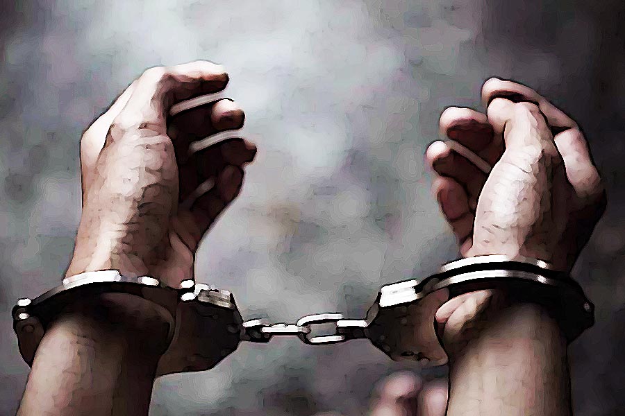 কী ভাবে আসামি জেল থেকে পালিয়ে গেলেন, সে বিষয়ে মুখ না খুললেও নিঃশব্দে কারাগারের তকমা বদলে ফেলা হয়েছে। ‘সর্বোচ্চ নিরাপত্তা সম্বলিত কারাগার’ থেকে ‘স্টেট পেনিটেনসিয়ারি ৪’ হয়ে গিয়েছে ‘মাঝারি নিরাপত্তা সম্বলিত কারাগার’।