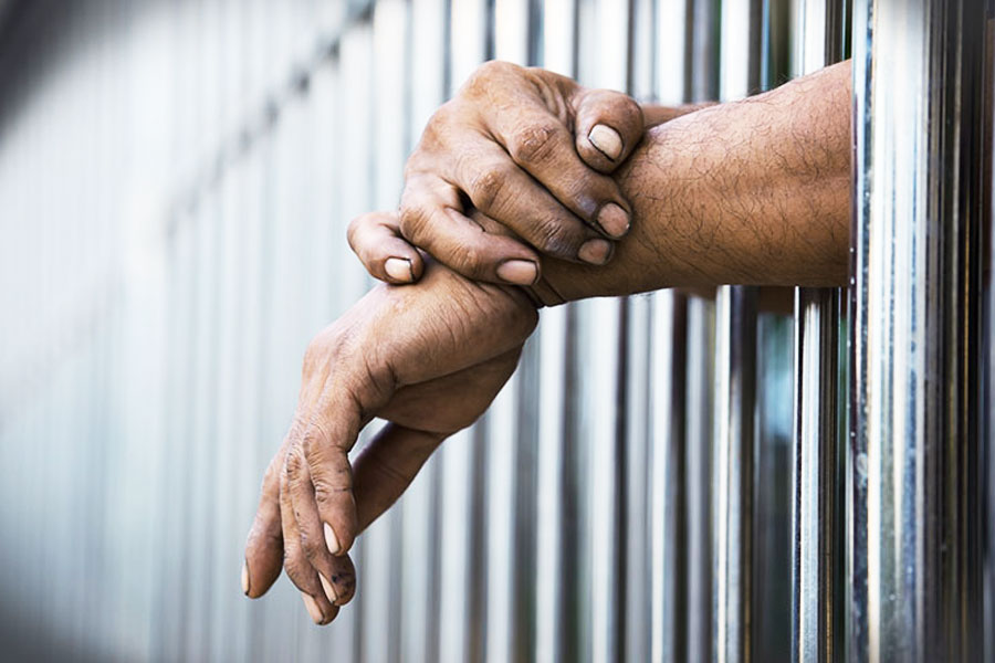 তবে পালিয়ে যাওয়ার কয়েক ঘণ্টার মধ্যেই যুবককে ধরে ফেলে পুলিশ। ফের তাঁকে বন্দি করা হয়েছে। পুলিশের তরফে বিবৃতি দিয়ে সেই গ্রেফতারির কথা জানানো হয়েছে শহরবাসীকে।