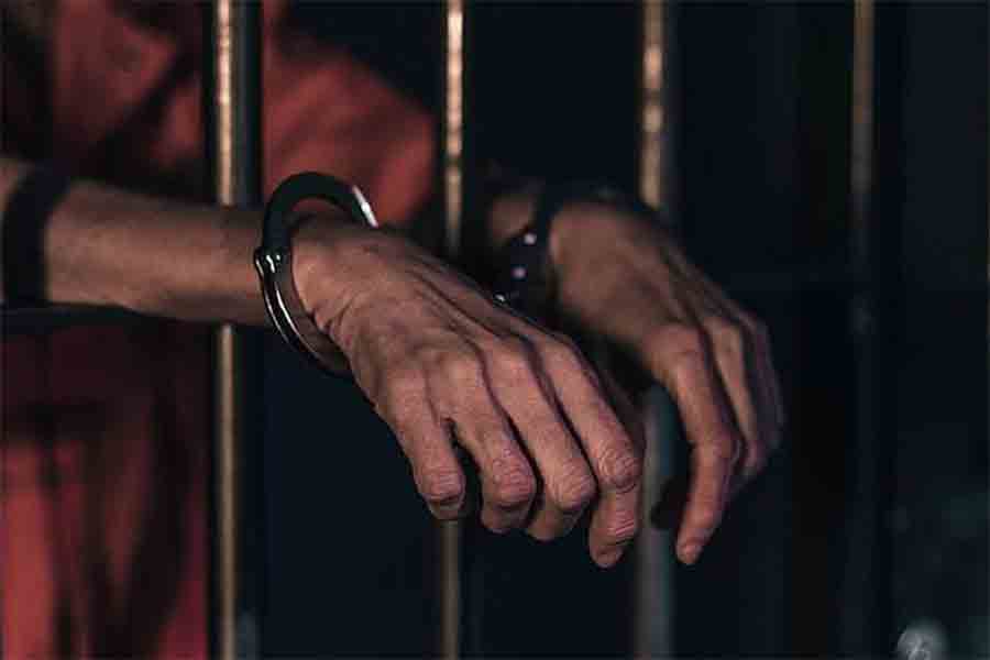 পারানার জননিরাপত্তা সচিবালয়ের মুখপাত্র সংবাদমাধ্যমে বলেছেন, ‘‘পলাতক বন্দিকে আবার গ্রেফতার করা হয়েছে। কী ভাবে তিনি পালিয়ে গেলেন, তা খতিয়ে দেখা হচ্ছে।’’