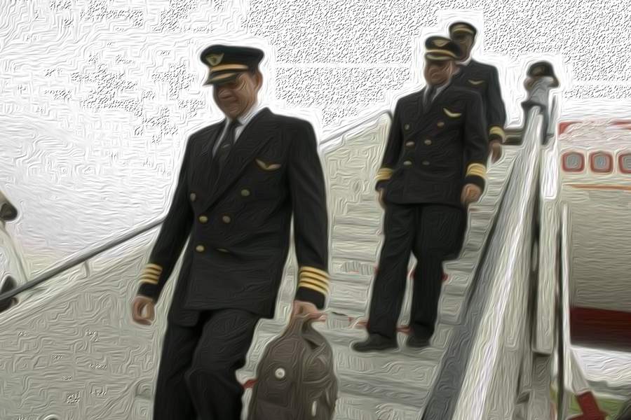 ককপিটে যখন ধোপদুরস্ত পোশাকের পুরুষ বিমানচালককে দেখতেই অভ্যস্ত দেশ, সরলা সেই সময় হয়ে উঠেছিলেন এক অন্য আত্মবিশ্বাসী ভারতের প্রতিভূ। একঝলক দমকা হাওয়ার মতো এক ভারতের এক নতুন প্রজন্মের মুখ। মেয়েদের ঘর সামলানোই যে সময়ের রেওয়াজ, সরলা সেই সময়ে দাঁড়িয়ে বাঁধ ভাঙার সাহস আর দৃঢ়তা দেখিয়েছিলেন।