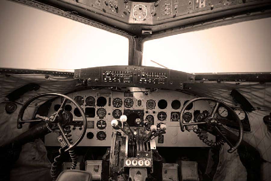 সরলার শাড়ি-ব্লাউজ চুড়ি পরে ককপিটে বসে পড়াতেই সেই নতুন ভারতের সূচনা। তবে সেই সূচনা সহজে ছিল না। বিশেষ করে সবে স্কুলের গণ্ডি পেরিয়ে বিয়ে হয়ে যাওয়া এক ১৬ বছরের কিশোরীর ক্ষেত্রে তো নয়ই।