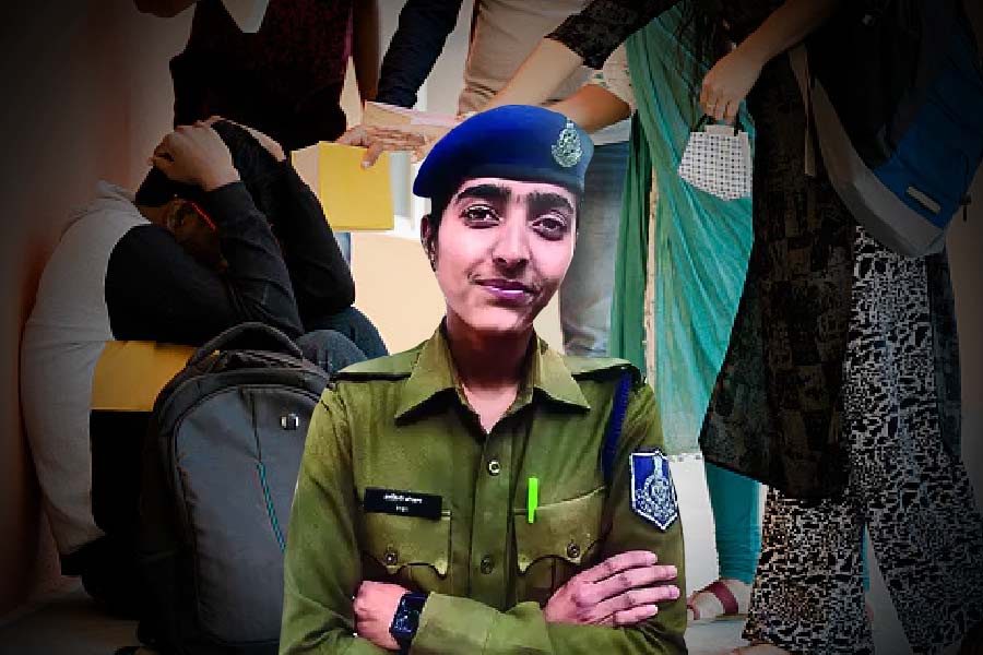 পরনে জিন্‌স, টপ। চালচলনেও আধুনিক ছোঁয়া। ইনদওরের এমজিএম মেডিক্যাল কলেজের ক্যান্টিনে ইতিউতি ঘোরাফেরা করছিলেন ২৪ বছরের শালিনী।