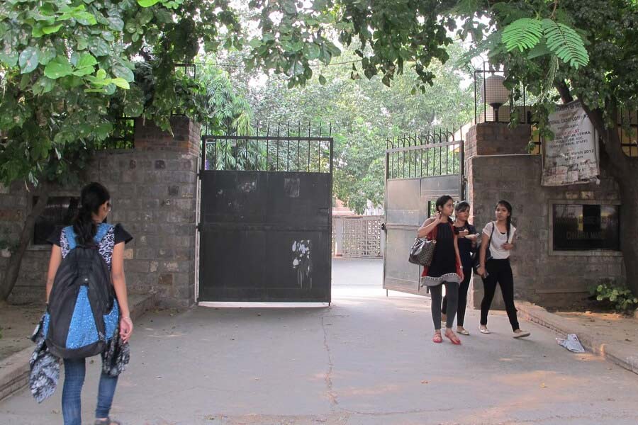 কেউ ঘূণাক্ষরেও টের পাননি, সুবেশা এই তরুণী আদৌ মেডিক্যাল কলেজের কেউ নন। কলেজ তো দূর, চিকিৎসা পদ্ধতির সঙ্গে দূরদূরান্ত পর্যন্ত তাঁর কোনও সংস্পর্শই নেই।