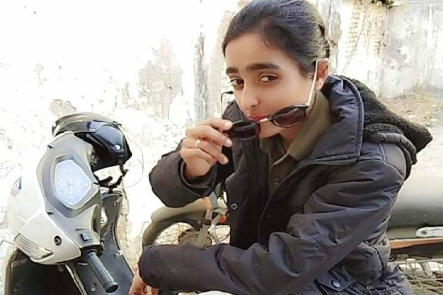 এমজিএম মেডিক্যাল কলেজে মাস তিনেক ছদ্মবেশে কাটিয়েছেন শালিনী চৌবে। পেশাগত ভাবে তিনি পুলিশ। সংযোগিতাগঞ্জ থানায় কর্মরত শালিনীর উপর ভার ছিল সাক্ষ্যপ্রমাণের অভাবে বন্ধ হয়ে যাওয়া একটি মামলার রহস্য সমাধানের। সেই সূত্রেই ডাক্তারি কলেজে যাতায়াত বাণিজ্যের ছাত্রী শালিনীর।