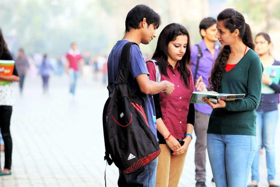 অবশ্য শালিনী একা নন, পুলিশের একটি আস্ত দল র‌্যাগিং রহস্যের সমাধানের জন্য ছদ্মবেশ ধারণ করেছিল। কলেজের আনাচেকানাচে ঘুরে বেড়িয়ে, পড়ুয়াদের সঙ্গে মিশে গিয়ে তথ্য সংগ্রহ করেছেন তাঁরা।