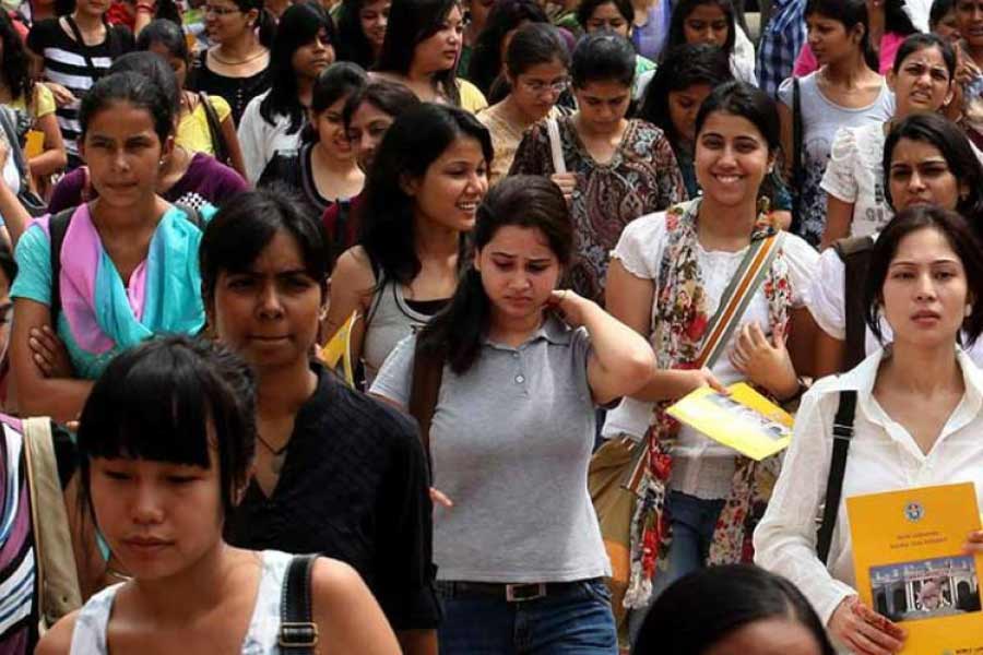 তদন্তকারী অফিসার সত্যজিৎ বলেন, ‘‘এই কাজটার জন্য আমরা শালিনীকেই বেছে নিয়েছিলাম কারণ ওঁকেই সবচেয়ে পড়ুয়াসুলভ বলে মনে হয়। কলেজছাত্রীর মতোই ওঁকে দেখতে লাগে। তাই পড়ুয়ারা ওঁকে সহজে বিশ্বাস করেছে।’’