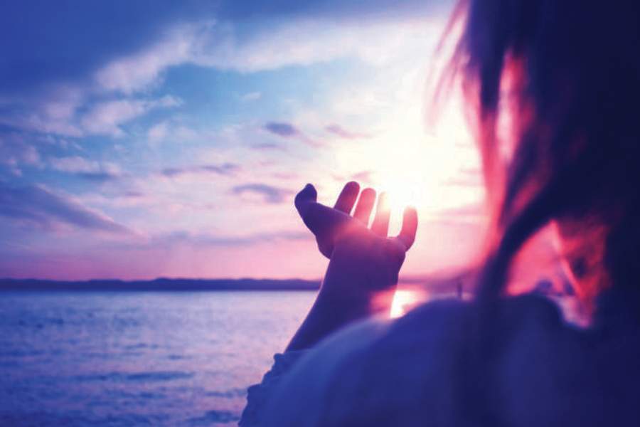 কথায় বলে, প্রত্যেক সফল পুরুষের পিছনে কোনও না কোনও নারীর অবদান থাকে। সরলার ক্ষেত্রে ব্যাপারটা হয়েছিল ঠিক উল্টো। তাঁর সাফল্যের পুরো কৃতিত্বই দু’জন পুরুষের। একজন সরলার স্বামী অন্য জন তাঁর শ্বশুর। 