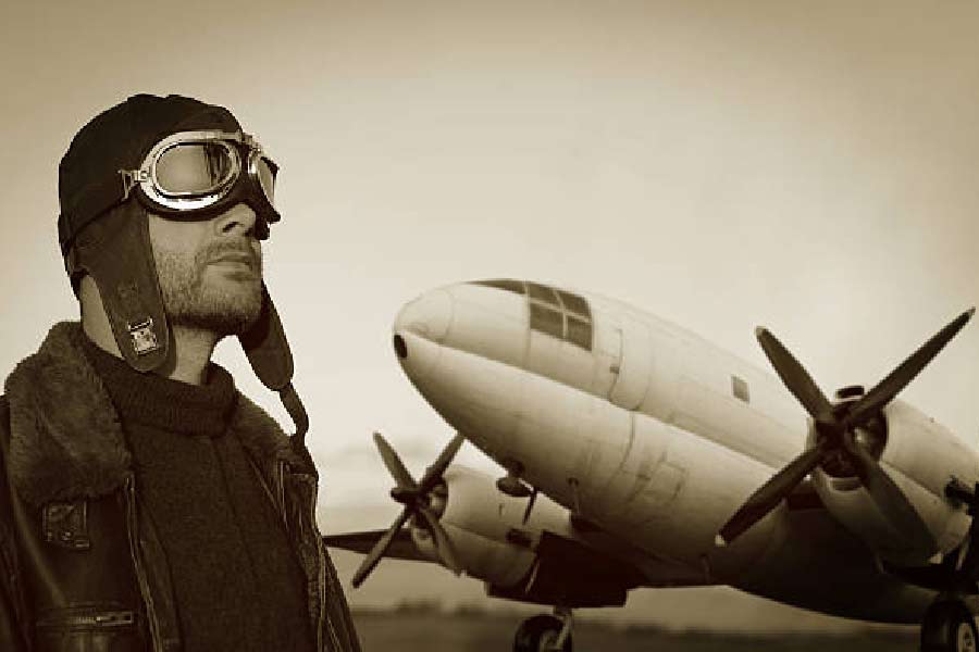 ১৯১৪ সালে দিল্লিতে জন্ম সরলার। ১৬ বছর বয়সে বিয়ে হয়ে যায়। তাঁর স্বামী পি ডি শর্মা নিজে ছিলেন বিমানচালক।