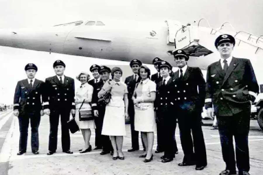 বস্তুত, শর্মা পরিবারের অধিকাংশই ছিলেন বিমানচালনার পেশায়। সব মিলিয়ে মোট ৯ জন সদস্য ছিলেন পাইলট। 